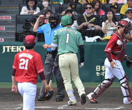 ５回、三振に倒れた後、球審に詰め寄る森下（撮影・飯室逸平）