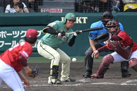 ５回、送りバントを決める村上（撮影・飯室逸平）