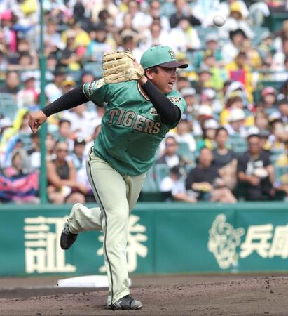 ２回、村林の打球に飛びつく村上（撮影・立川洋一郎）
