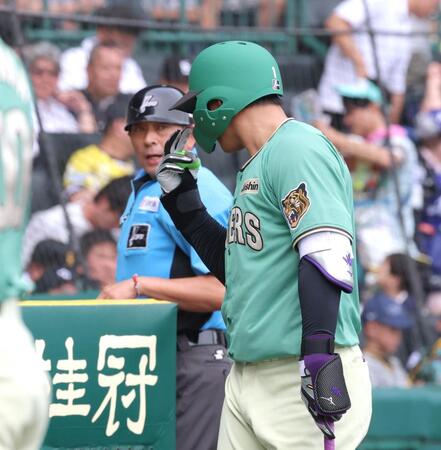 ５回、空振り三振に倒れた後、真鍋球審（左）に抗議しながらベンチへ向かう森下（撮影・立川洋一郎）