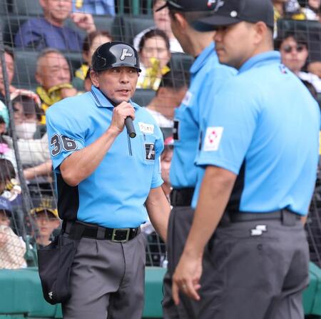 森下の退場処分を宣告する真鍋球審（撮影・立川洋一郎）
