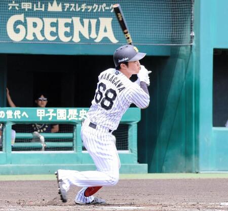 ２回、右前打を放つ中川