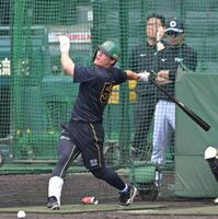 打撃練習する前川（撮影・飯室逸平）