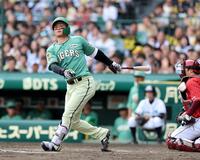 ５回、空振り三振に倒れる森下（撮影・山口登）