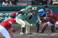 ５回、送りバントを決める村上（撮影・飯室逸平）