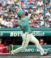 １回、右前打を放つ森下（撮影・立川洋一郎）