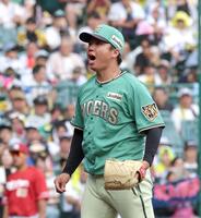 ４回、村林を空振り三振に仕留めてほえる村上（撮影・立川洋一郎）