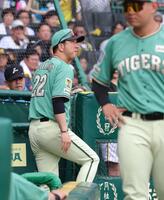 ５回が終了し森下が退場処分となり、交代を告げにベンチを出る藤川監督（撮影・立川洋一郎）