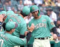 ５回、立石の適時打で生還しナインの出迎えを受ける熊谷（右）＝撮影・立川洋一郎