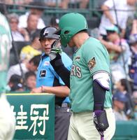 ５回、空振り三振に倒れた後、真鍋球審（左）に抗議しながらベンチへ向かう森下（撮影・立川洋一郎）