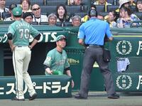 ５回、森下が退場となり球審と話す藤川監督（撮影・飯室逸平）