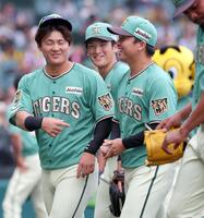 高寺（中央奥）からウイニングボールを受け取り笑顔を見せる村上（右）＝撮影・立川洋一郎