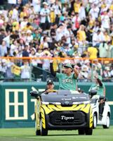 リリーフカーに乗りファンの声援に応える立石（撮影・山口登）