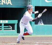 ２回、右前打を放つ中川