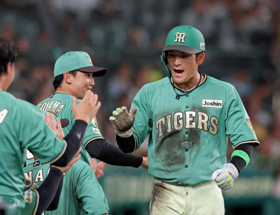 ６回、熊谷の適時打で生還しタッチを交わす高寺（撮影・立川洋一郎）