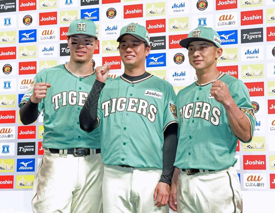 　ヒーローインタビューを終えて記念写真に納まる（左から）佐藤輝、高橋、熊谷（撮影・立川洋一郎）