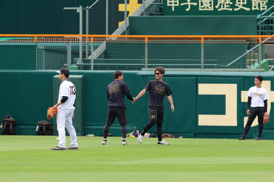 あいさつを交わす前川（左）と伊藤将（撮影・立川洋一郎）