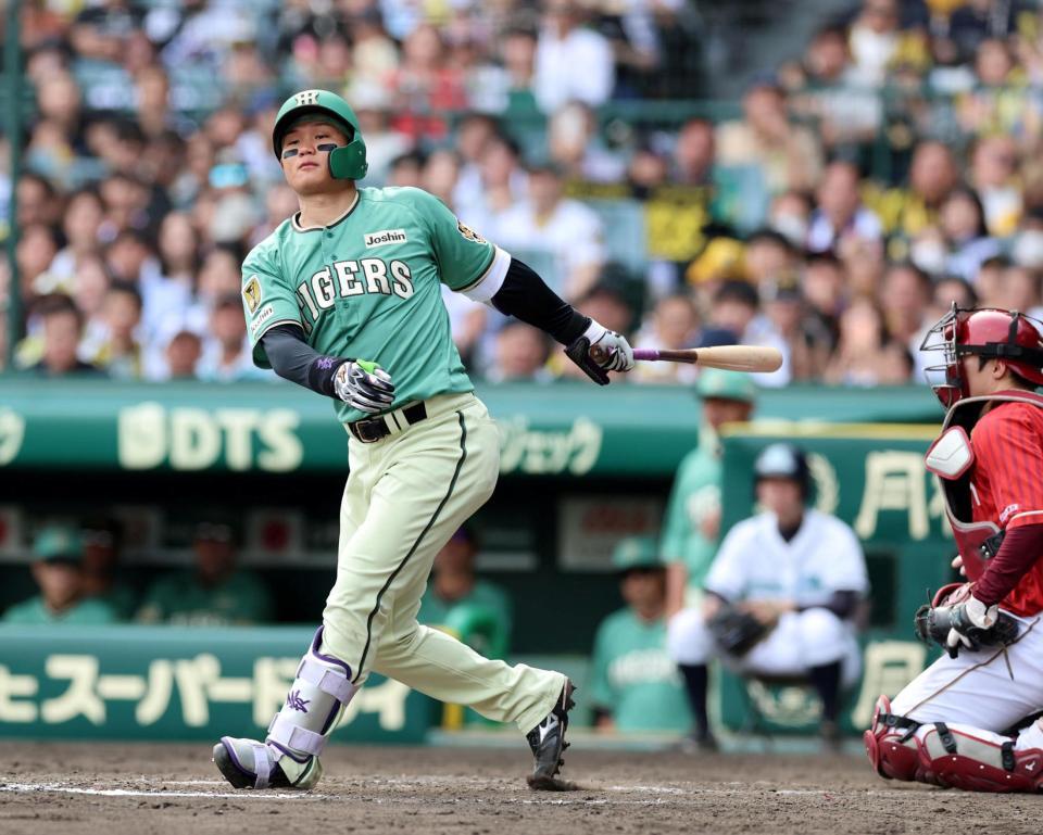 ５回、空振り三振に倒れる森下（撮影・山口登）