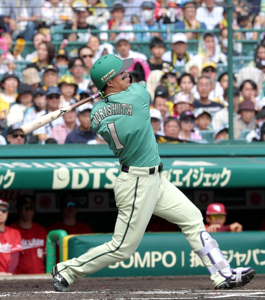 １回、右前打を放つ森下（撮影・立川洋一郎）
