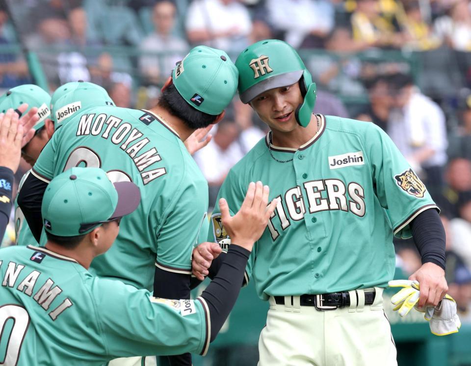 ５回、立石の適時打で生還しナインの出迎えを受ける熊谷（右）＝撮影・立川洋一郎