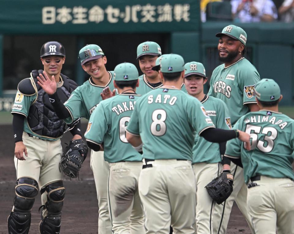 笑顔で勝利を喜ぶ立石ら阪神ナイン（撮影・飯室逸平）