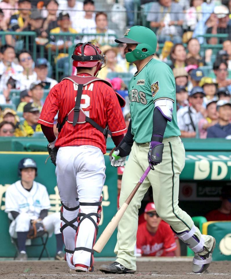 ５回、空振り三振に倒れて引き揚げる森下（撮影・立川洋一郎）