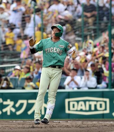 ５回、先制適時打を放ち手を叩いて喜ぶ立石（撮影・山口登）