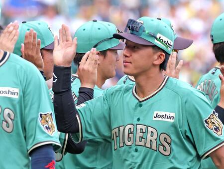 勝利のタッチを交わす（右から）立石、前川ら阪神ナイン（撮影・立川洋一郎）