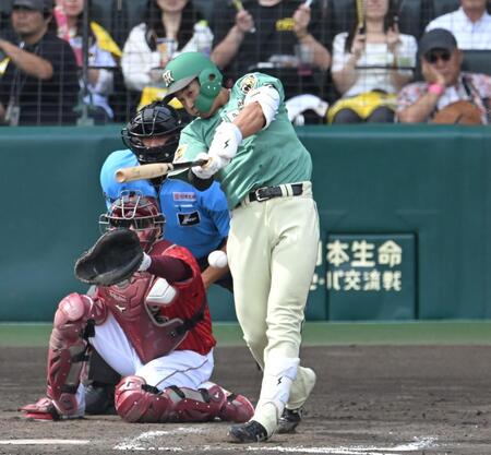 ５回、先制打を放つ立石（撮影・飯室逸平）