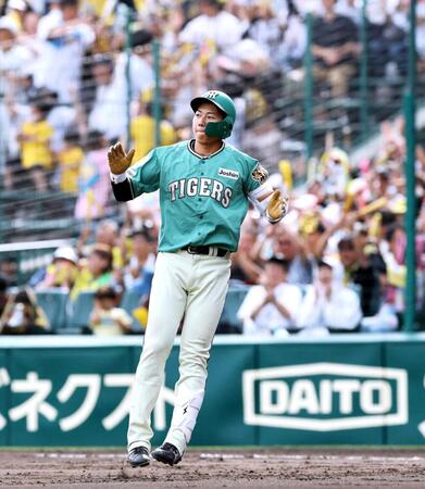 　５回、先制打を放ち、手を叩いて喜ぶ立石（撮影・山口登）