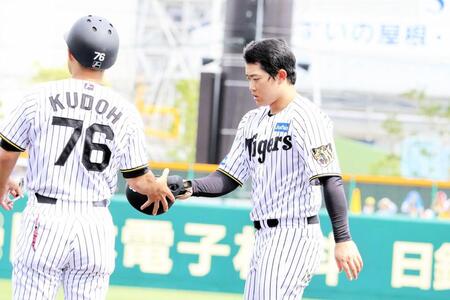 ４回の攻撃終了後、工藤２軍外野守備走塁コーチ（左）にヘルメットを渡す中川