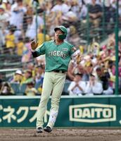 ５回、先制適時打を放ち手を叩いて喜ぶ立石（撮影・山口登）
