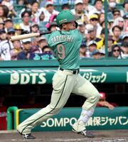 　５回、左前へ先制適時打を放つ立石（撮影・立川洋一郎）