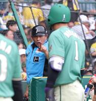 　５回裏が終わり、空振り三振に倒れた森下（手前）の発言に対して反応する真鍋球審（撮影・立川洋一郎）