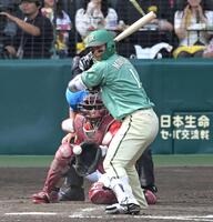　森下打席の１球目（撮影・飯室逸平）