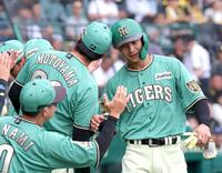 　５回、立石の適時打で生還し、ナインの出迎えを受ける熊谷（右）＝撮影・立川洋一郎