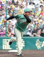 　２回、村林の打球に飛びつく村上（撮影・立川洋一郎）