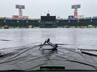 シートが張られている甲子園（撮影・西田忠信）