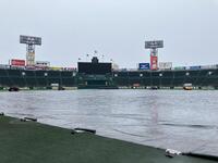 シートが張られている甲子園（撮影・西田忠信）