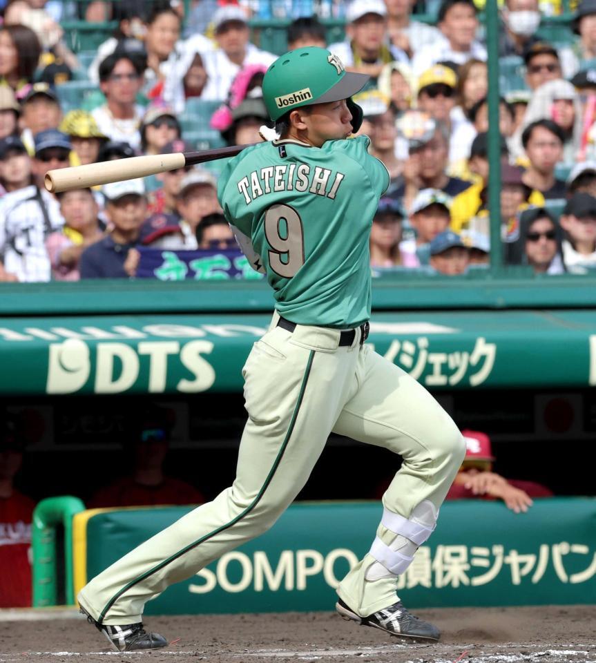 　５回、左前へ先制適時打を放つ立石（撮影・立川洋一郎）