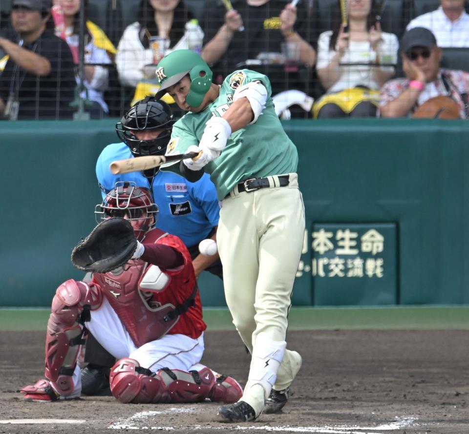 ５回、先制打を放つ立石（撮影・飯室逸平）