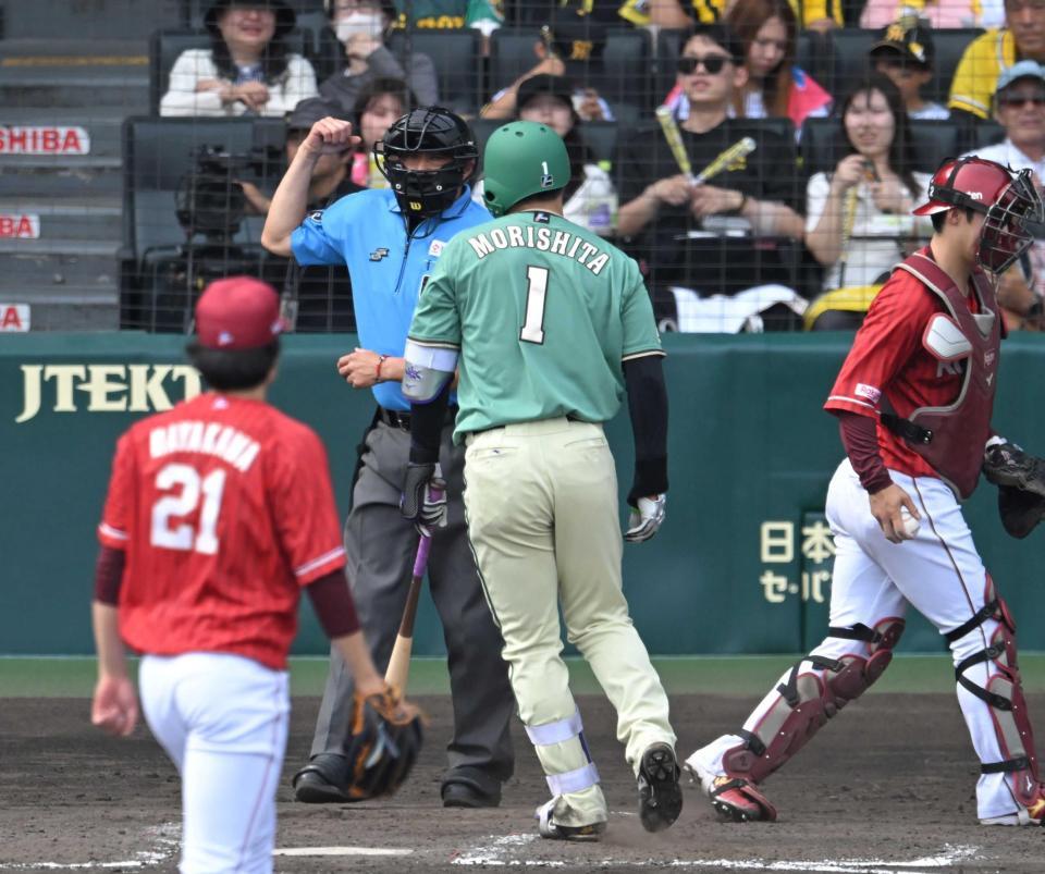　５回、三振に倒れた後、球審に詰め寄る森下（撮影・飯室逸平）