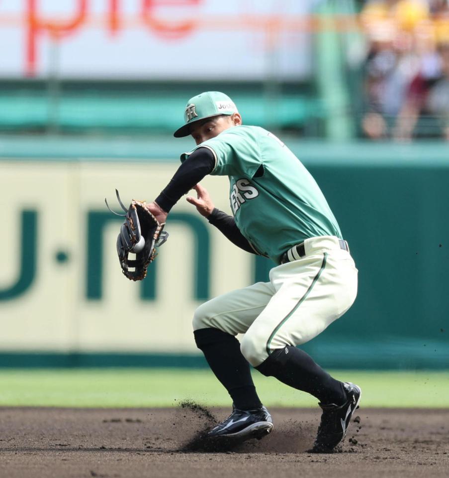 ２回、熊谷は黒川の打球を好捕し一塁アウトにする（撮影・山口登）