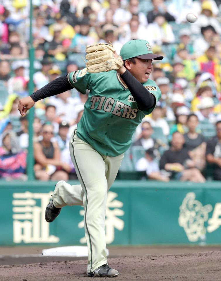 　２回、村林の打球に飛びつく村上（撮影・立川洋一郎）