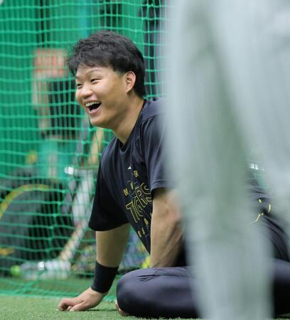 練習前に笑顔を見せる森下（撮影・西田忠信）