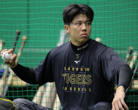 室内で調整する才木（撮影・西田忠信）