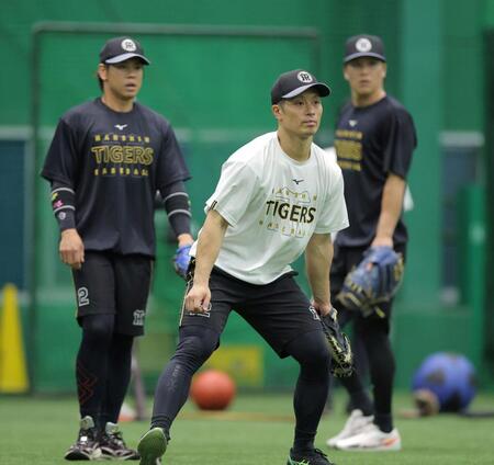 室内でノックを受ける（左から）梅野、坂本、伏見（撮影・西田忠信）
