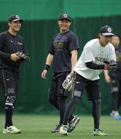 明るい表情で守備練習をする森下（中央）＝撮影・西田忠信
