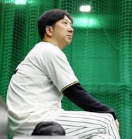 　練習を見守る藤川監督（撮影・立川洋一郎）