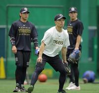 室内でノックを受ける（左から）梅野、坂本、伏見（撮影・西田忠信）